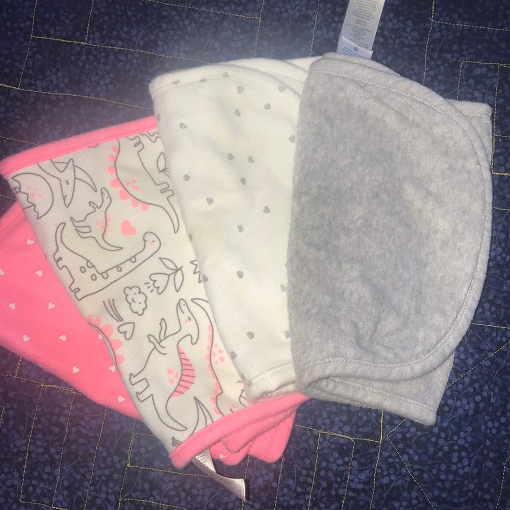 👶🏻 Set of 4 carters burp clothes 🦕 ❤️
